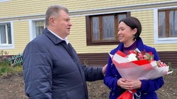 Владимир Перцев посетил семьи мобилизованных жителей в Октябрьском