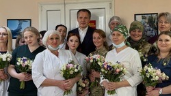 Вячеслав Гладков поздравил с наступающим Международным женским днём сотрудниц госпиталя
