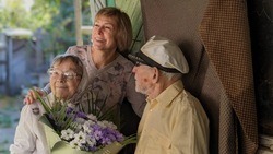 Анна Куташова поздравила с 95-летием ветерана труда Виктора Латухина