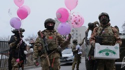 Белгородские росгвардейцы поздравили с наступающим 8 марта писавших письма военнослужащим школьниц