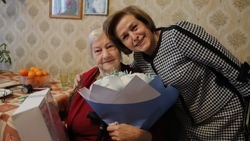 Анна Куташова поздравила с 90-летием жительницу Крутого Лога