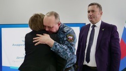 Анна Куташова вручила медаль общественного признания «Отец солдата» Андрею Челапко