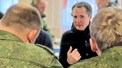 Вячеслав Гладков провёл встречи с военнослужащими в соседнем регионе