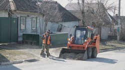 Рабочие по благоустройству наводят порядок в Тавровском поселении