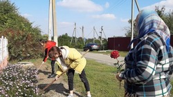 Волонтёры Белгородского района поздравили пожилых людей и помогли по хозяйству