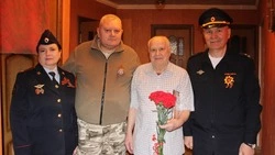 Сотрудники Белгородского ЛО МВД поздравили ветерана с наступающим праздником