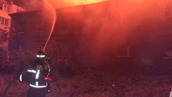 Двухэтажное здание вспыхнуло в Старом Осколе в результате поджога