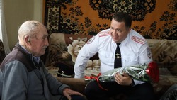 Белгородские полицейские и председатель Общественного совета навестили ветерана ВОВ