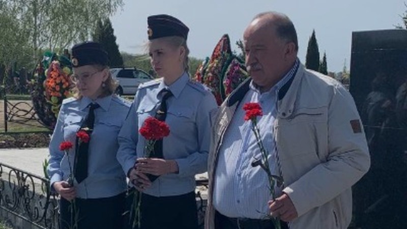 Белгородские полицейские посетили места захоронения ветеранов ОВД