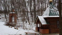 Рабочие отремонтировали купальню в Монастырском лесу в селе Зелёная Поляна 