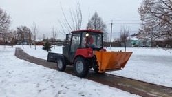 Расчистка территории и борьба с гололедицей продолжилась в Белгородском районе