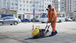 Рабочие начали проводить в порядок белгородские дороги