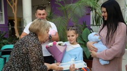 Семья из Белгородского района приняла поздравления с рождением двойни