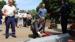 Глава администрации Белгородского района возложил цветы к братской могиле в Майском