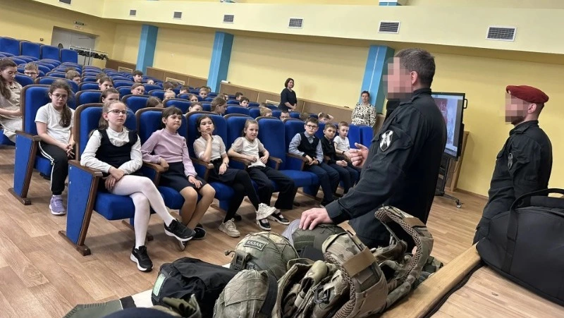 Сотрудники СОБР «Белогор» провели урок мужества для школьников Белгорода