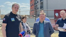 Вячеслав Гладков проинспектировал ход строительства детского сада в Дубовом