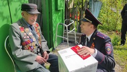 Руководители ОМВД России по Белгородскому району посетили ветерана Алексея Грудинкина