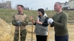 Татьяна Круглякова вместе с жителями провела субботник в Ясных Зорях