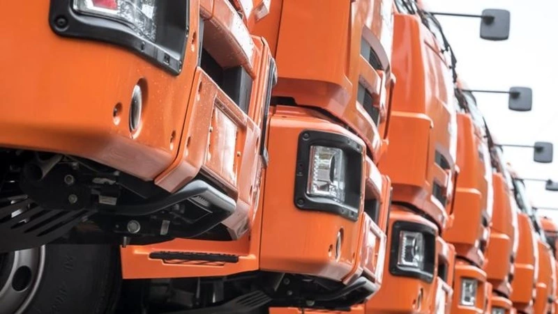 Вячеслав Гладков ознакомился с докладом о готовности коммунальной техники к работе зимой