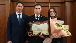 Победитель конкурса «Народный участковый – 2024» Сергей Наумов получил заслуженную награду