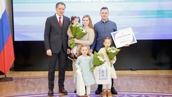 Вячеслав Гладков вручил свидетельства на получение социальной выплаты по программе «Молодая семья»