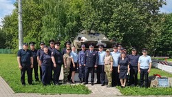 Сотрудники ОМВД России по Белгородскому району возложили цветы к памятнику ветеранов боевых действий