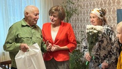Анна Куташова поздравила с 90-летием жителя села Пушкарное