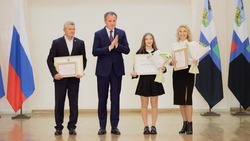 Вячеслав Гладков вручил именные стипендии губернатора 50 отличившимся в спорте школьникам 