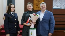 Владимир Перцев вручил паспорта юным белгородцам в День Конституции Российской Федерации