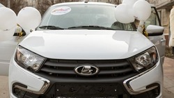 Руководитель белгородского филиала ФЗО вручила ключи от машины с ручным управлением ветерану СВО