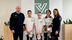 Белгородские полицейские наградили юных инспекторов движения