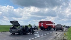 Белгородские огнеборцы спасли попавшего в ДТП автомобилиста