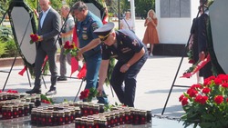 Начальник управления Росгвардии по Белгородской области возложил цветы к мемориалу «Скорбящая мать»