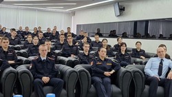 Выполняющий задачи в приграничье офицер Росгвардии встретился с курсантами юридического института