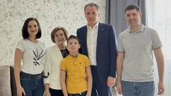 Вячеслав Гладков навестил семью военнослужащего из Белгородского района