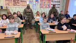 Росгвардейцы привезли школьникам ЛНР новогодние подарки из Белгорода