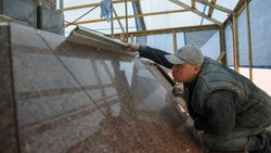 Специалисты вскоре завершат ремонт братской могилы на улице Сумской в Белгороде