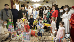 Вячеслав Гладков в преддверии Рождества Христова поздравил детей и вручил им подарки