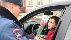 Белгородские полицейские подарят автомобилисткам цветы