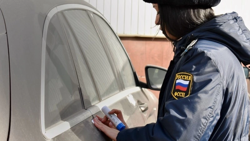 Судебные приставы взыскали компенсацию за повреждённый автомобиль белгородки