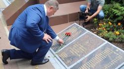 Владимир Перцев возложил цветы к памятнику погибшим воинам в посёлке Майский