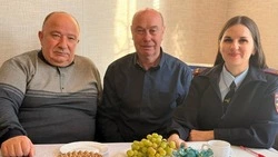 Сотрудники полиции Белгородского района поздравили ветерана МВД Анатолия Дятлова с юбилеем