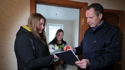 Вячеслав Гладков вручил ключи от новых квартир покинувшим Журавлёвку семьям