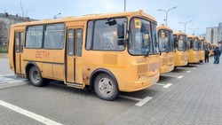 Вячеслав Гладков вручил ключи от новых автобусов директорам школ