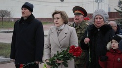 Анна Куташова возложила цветы к памятнику погибшим в Афганистане и локальных войнах