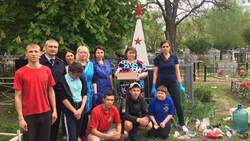 Полицейские и школьники навели порядок возле братской могилы в Белгородском районе