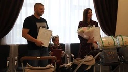 Семья из посёлка Северный приняла поздравления с рождением двойняшек