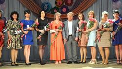 Анатолий Попков вручил девяти многодетным женщинам почётные знаки «Материнская слава»