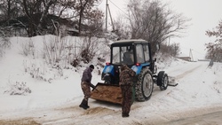 Рабочие продолжили уборку улиц Белгородского района от снега