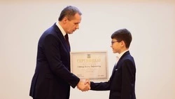 Вячеслав Гладков наградил 50 одарённых детей из Белгородской области